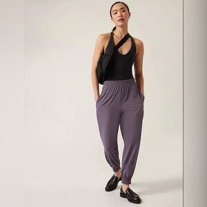 NWOT Athleta Savannah Jogger in dusk violet - 10